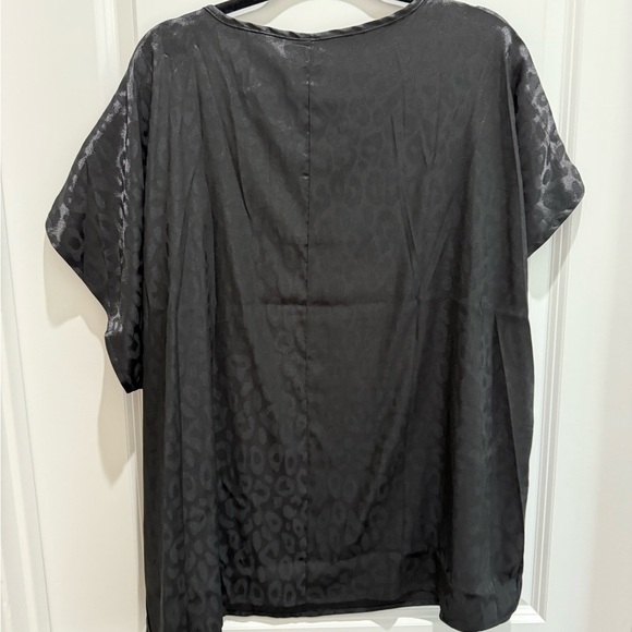 MAKE AN OFFER! Chic Black Leopard Print Blouse - Picture 4 of 4